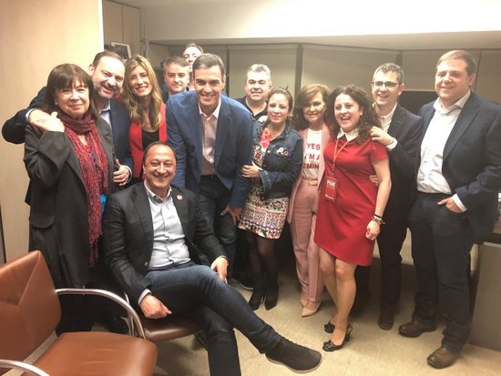 Pedro Sánchez celebrates victory on election night with his campaign team
